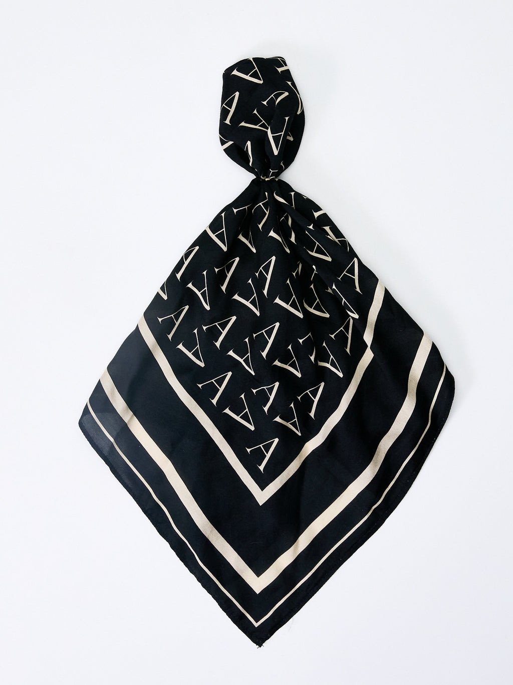 Bandana para cachorro Aurora By ARIA dobrada em diagonal