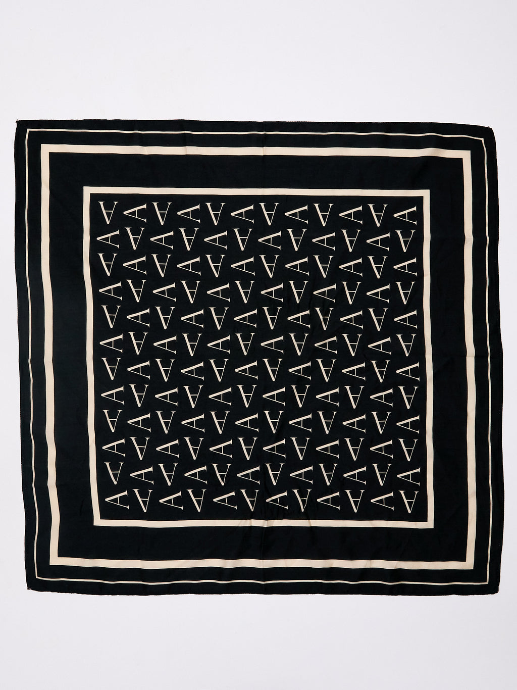 Bandana para cachorro Aurora By ARIA aberta, com estampa geométrica preta e off white