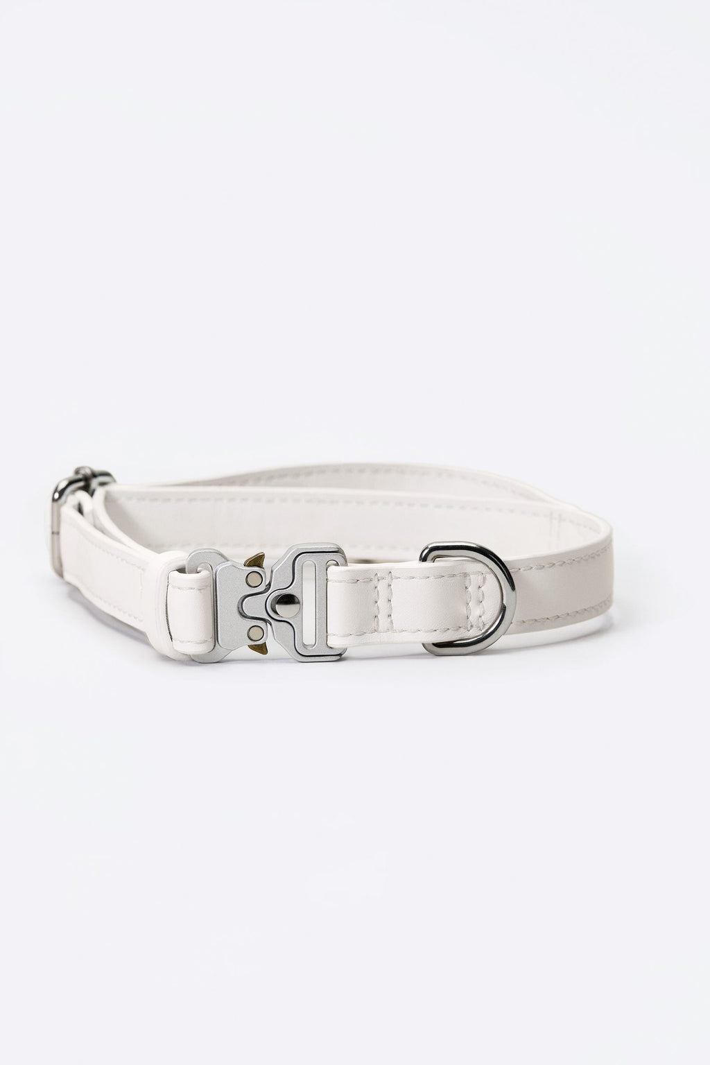Coleira para cachorro ARIA na cor off white, fechada, vista de frente